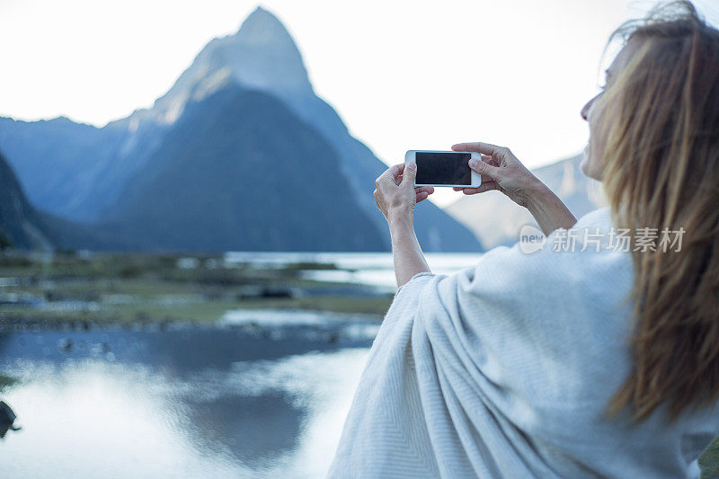 年轻女子拍摄Mitre peak/Milford sound，新西兰